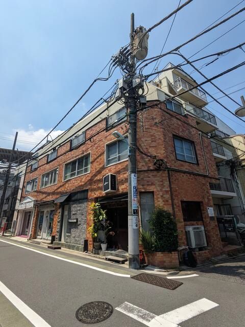 【目黒区】学芸⼤学駅徒歩1分/好立地/目立つ外観/視認性良好◎/1階路面店