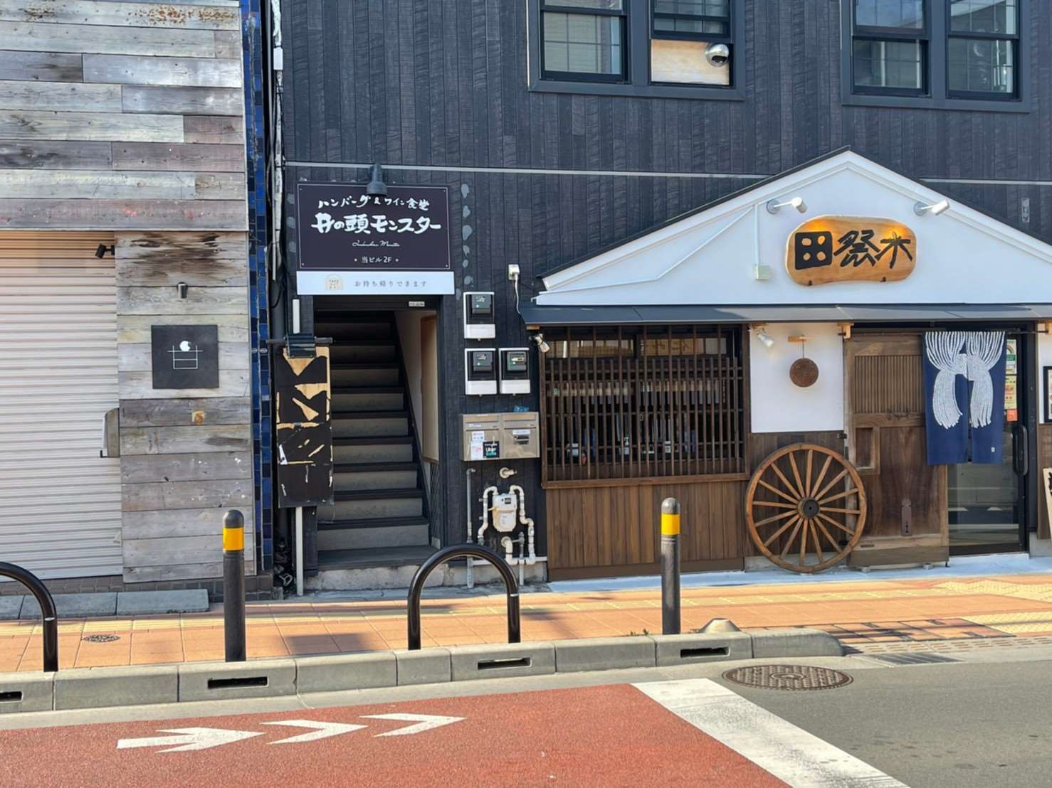 三鷹台駅徒歩1分！交差点角地の専用階段付き物件